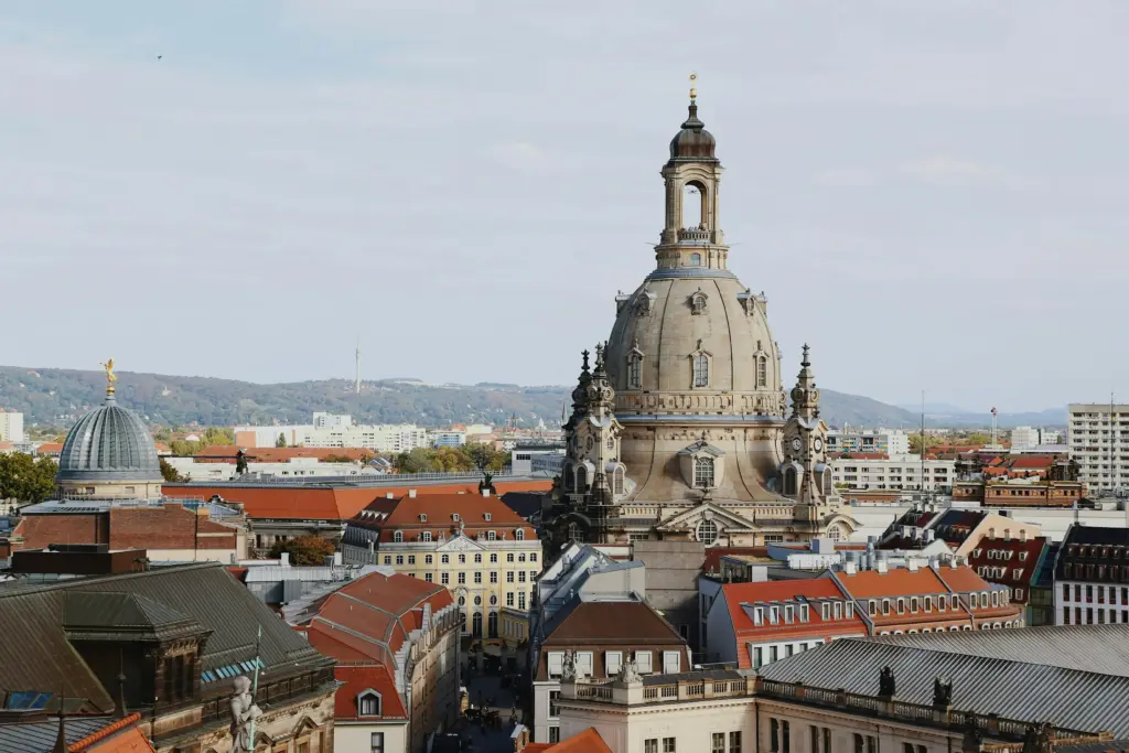 Blick auf die Frauenkirche in Dresden – Innenstadt und Standort von Aurum Personal
